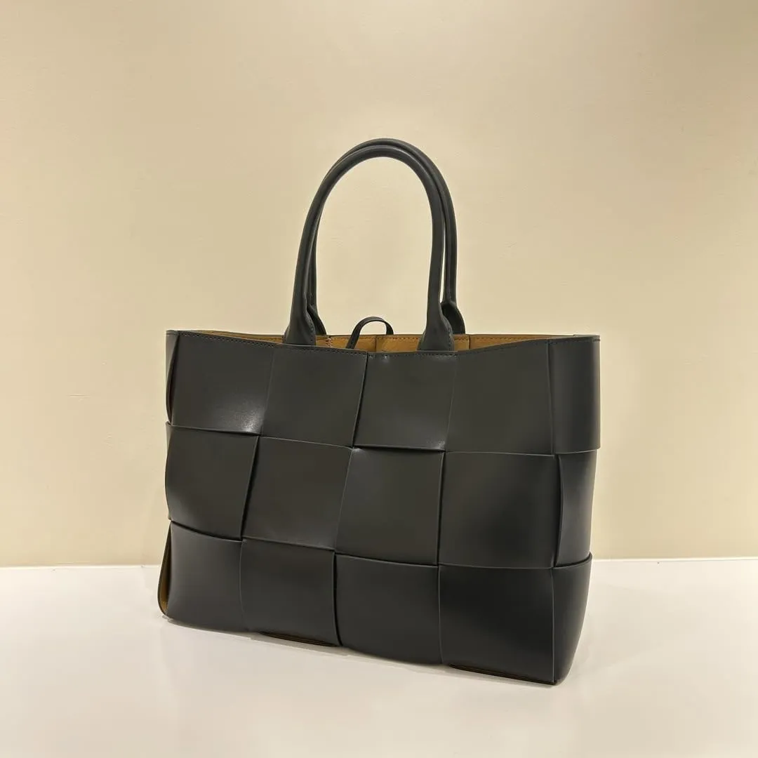 Woven hand-held cowhide handbag with large capacity and one shoulder handbag (black)