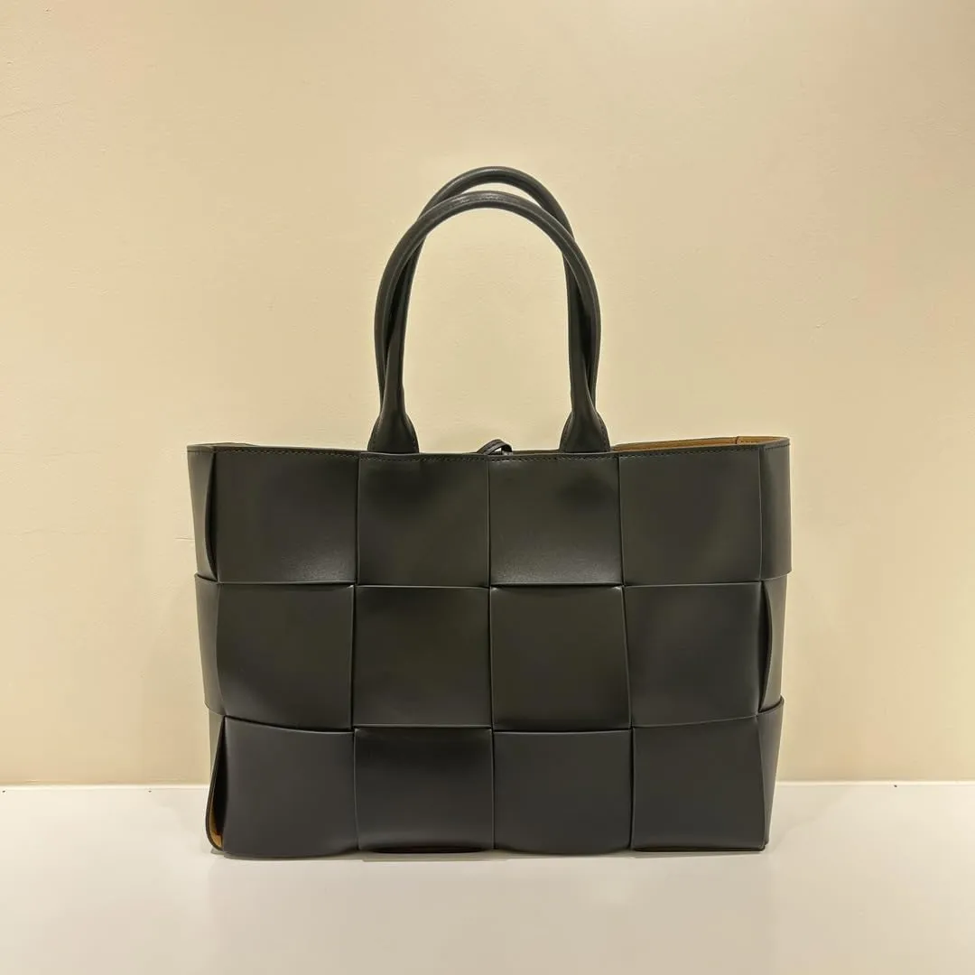 Woven hand-held cowhide handbag with large capacity and one shoulder handbag (black)