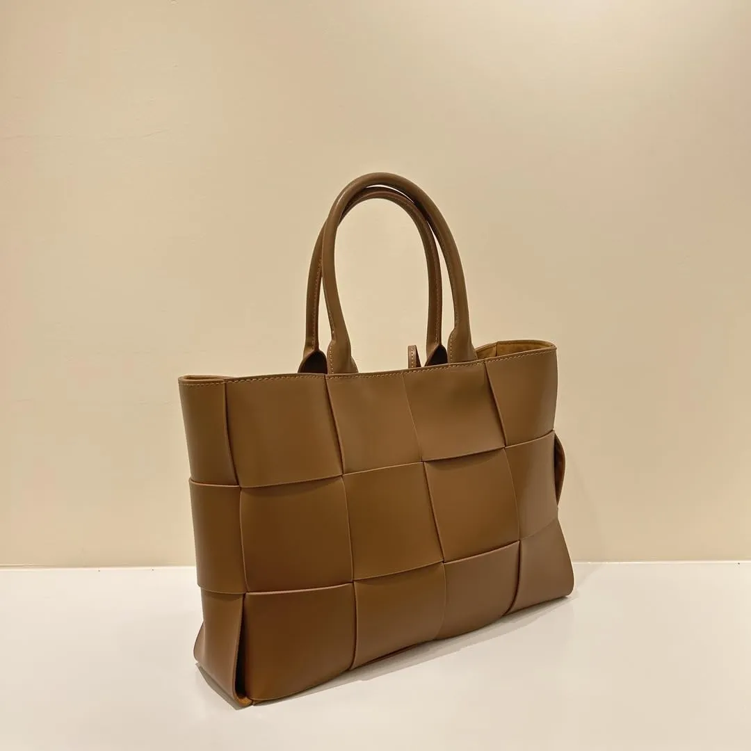 Woven hand-held cowhide handbag with large capacity and one shoulder handbag (black)